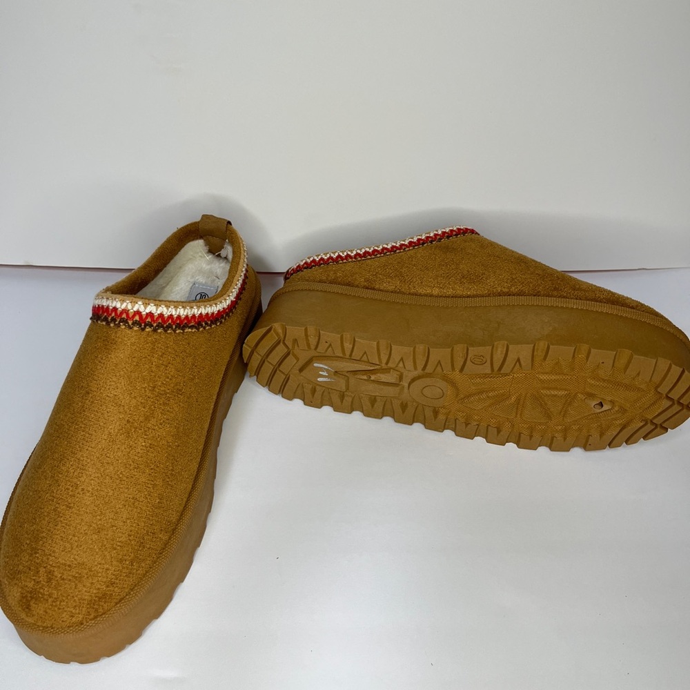 Forever” Faux Suede Embroidered Stitch Clogs NEW - Picture 5 of 7